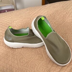 OOFOS OOmg eeZee Low